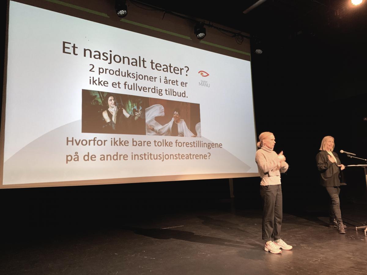 Janne Langaas, teatersjef fra Teater Manu holder foredrag. Damen som står ved siden av Janne er tegnspråktolk.