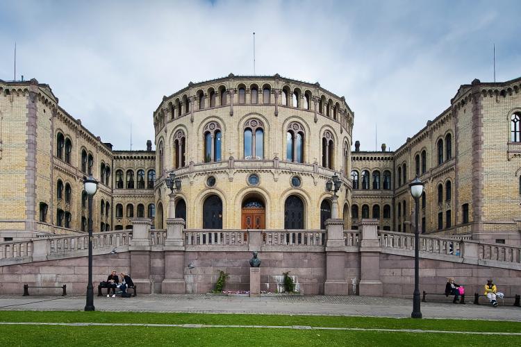 Av Stortinget,_Oslo,_Norway.jpg: gcardinal from Norway - Stortinget,_Oslo,_Norway.jpg, CC BY 2.0, https://commons.wikimedia.org/w/index.php?curid=8811737