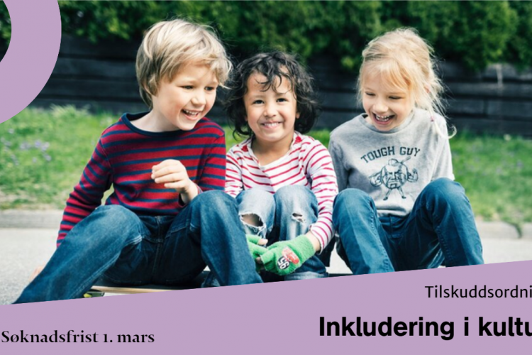 Tre små barn sitter ved sandkasse, smiler og ler sammen. 